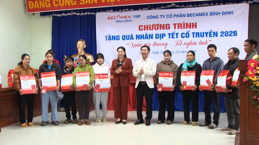 pho-chu-tich-hdnd-tinh-huynh-thuy-van-trao-qua-tet-cho-cac-ho-ngheo-ho-can-ngheo-va-gia-dinh-chinh-sach-o-xa-van-canh.jpg