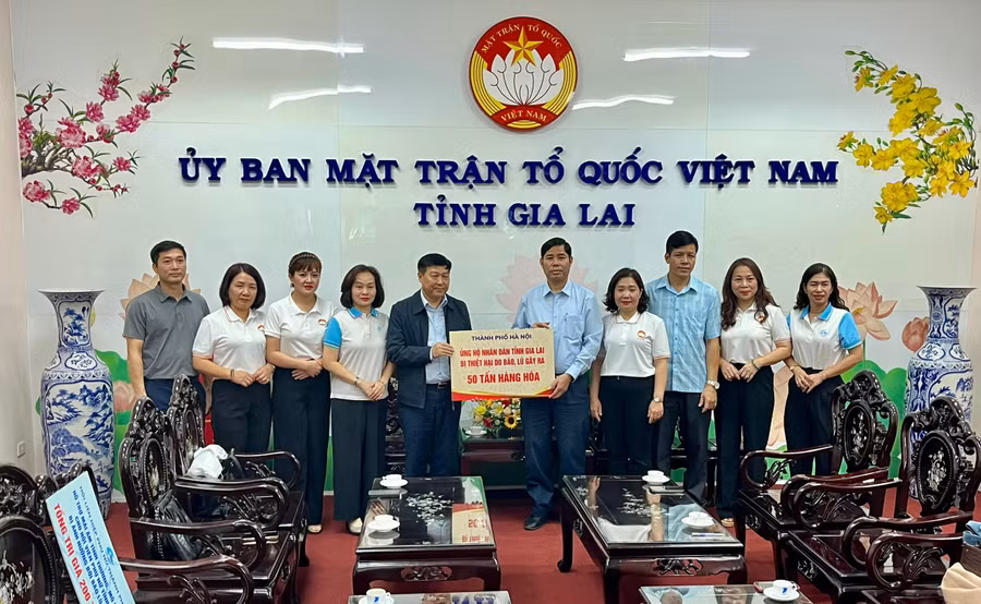 uy-ban-mttq-viet-nam-thanh-pho-ha-noi-trao-50-tan-hang-ho-tro-lu-lut-cho-tinh-gia-lai-anh-bao-long.jpg