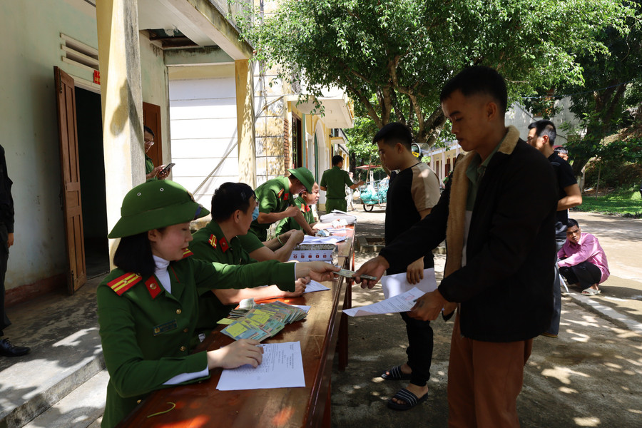 Các phạm nhân nhận căn cước công dân. Ảnh: Bảo Long img-3081.jpg