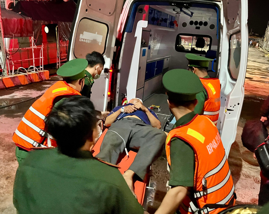 Thuyền viên Phan Văn Tính được chuyển đến Bệnh viện Đa khoa Trung tâm tỉnh Gia Lai điều trị. Ảnh: Bảo Long z7138044306662-06e98b739becba58262b876c6ee50af7.jpg