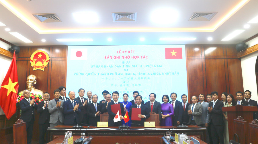 Lãnh đạo tỉnh Gia Lai và TP Ashikaga ký kết bản ghi nhớ hợp tác đào tạo và trao đổi nguồn nhân lực. Ảnh: Minh Hoàng gia-lai-va-thanh-pho-ashikaga-nhat-ban-ky-ket-ban-ghi-nho-hop-tac-dao-tao-va-trao-doi-nguon-nhan-luc-anh-minh-hoang.jpg