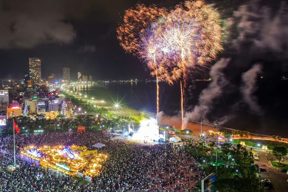 Không khí tưng bừng và màn bắn pháo hoa rực rỡ chào đón năm mới Bính Ngọ 2026 tại chương trình nghệ thuật diễn ra ở Quảng trường Đại Đoàn Kết (phường Pleiku) và Quảng trường Nguyễn Tất Thành (phường Quy Nhơn) vào đêm Giao thừa 16-2.