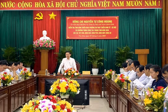 Phó Chủ tịch UBND tỉnh Nguyễn Tự Công Hoàng kiểm tra nhiệm vụ phát triển KT-XH tại 5 xã phía Đông