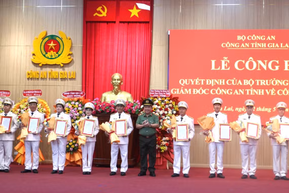 Lãnh đạo Công an tỉnh Gia Lai trao quyết định của Bộ trưởng Bộ Công an cho cán bộ được điều động, bổ nhiệm.