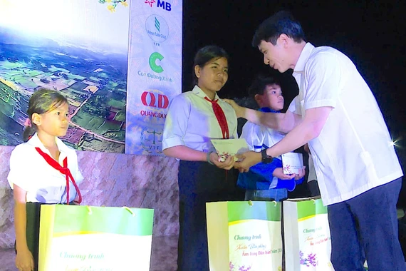 Phó Bí thư Tỉnh ủy Nguyễn Ngọc Lương dự chương trình “Xuân Biên phòng - Ấm lòng dân bản” tại xã Ia Púch