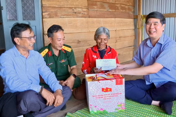 Phó Chủ tịch UBND tỉnh Lâm Hải Giang thăm, tặng quà người có công với cách mạng