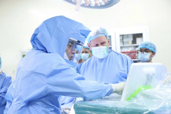 Lần đầu tiên Việt Nam ứng dụng robot trong phẫu thuật thay khớp gối toàn phần