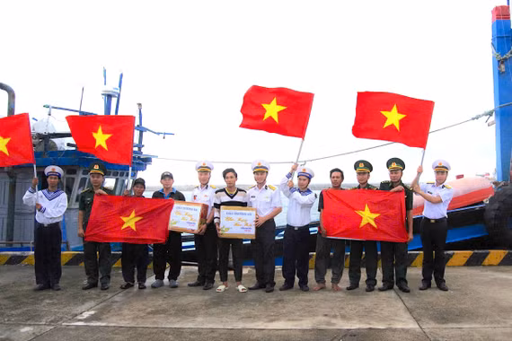Âu tàu Trường Sa: Điểm tựa vững chắc của ngư dân 