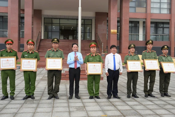 Nhiều tập thể, cá nhân thuộc Công an tỉnh Gia Lai được khen thưởng.