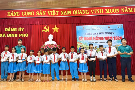 Đoàn cơ sở các cơ quan Đảng tỉnh Gia Lai tổ chức Chiến dịch Kỳ nghỉ hồng tại 2 xã Bình Phú và Tây Sơn