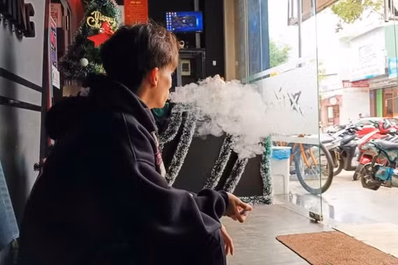 Từ 15-5, chứa chấp người khác sử dụng thuốc lá điện tử có thể bị xử phạt đến 10 triệu đồng