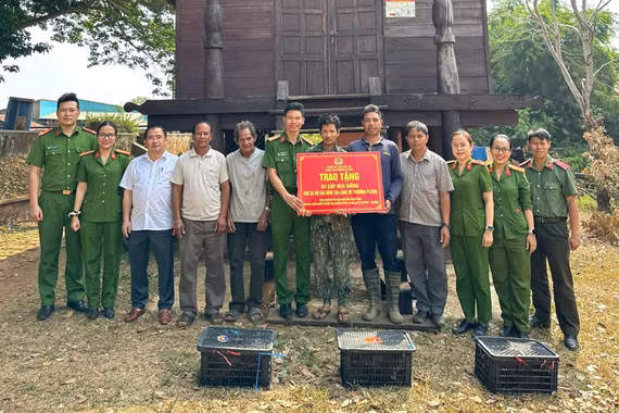 Công an phường Pleiku trao tặng heo giống cho 3 hộ có hoàn cảnh khó khăn ở làng Ơp
