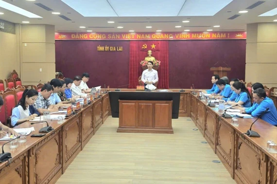 Phó Bí thư Tỉnh ủy Nguyễn Ngọc Lương làm việc với Ban Thường vụ Liên đoàn Lao động tỉnh Gia Lai