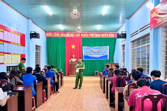 Đoàn xã Đức Cơ phối hợp tuyên truyền pháp luật cho thanh thiếu niên