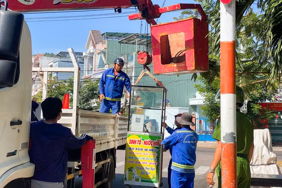 Phường Quy Nhơn xử lý hàng chục trường hợp lấn chiếm vỉa hè, lòng lề đường