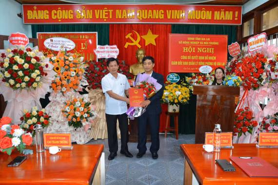 Trao quyết định bổ nhiệm Giám đốc Ban Quản lý rừng phòng hộ Gia Lai