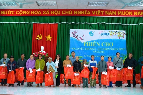 Trao 247 suất quà Tết cho các gia đình khó khăn tại xã Tuy Phước Đông