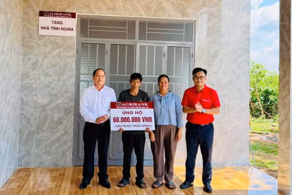 Agribank Chi nhánh Ia Grai Đông Gia Lai trao tặng nhà tình nghĩa cho hộ nghèo xã Ia Chia