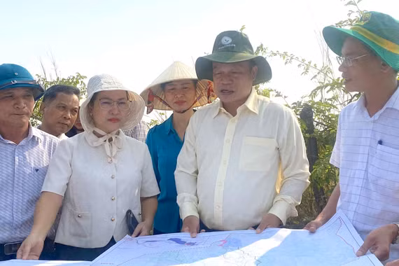 Phó Chủ tịch UBND tỉnh Dương Mah Tiệp khảo sát hạ tầng thủy lợi, giao thông tại 3 xã, phường