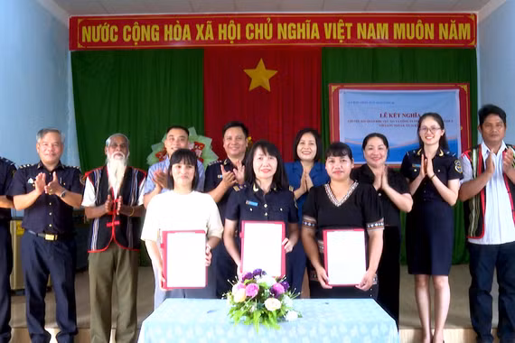 Chi cục Hải quan Khu vực XIV kết nghĩa với làng Ngo Le