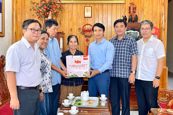 Phó Bí thư Tỉnh ủy Nguyễn Ngọc Lương thăm, tặng quà người có công với cách mạng tại xã Chư Sê