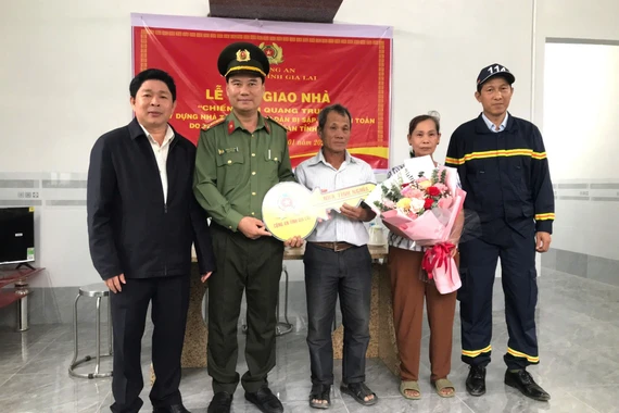 Bàn giao nhà “Chiến dịch Quang Trung” tại đảo Hải Minh