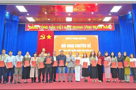 Đảng bộ phường Diên Hồng phấn đấu kết nạp từ 73 đảng viên trở lên