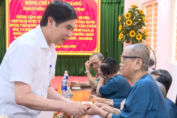 Trao quà của Tổng Bí thư, Chủ tịch nước Tô Lâm đến người có công với cách mạng