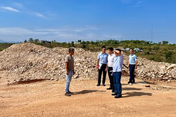 Kiểm tra việc cung cấp vật liệu xây dựng và chấp hành pháp luật về giá ở khu vực Tây Gia Lai