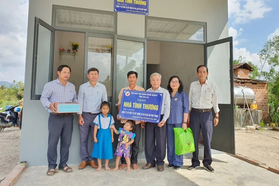 Trao 6 nhà tình thương cho người dân vùng lũ xã Hội Sơn