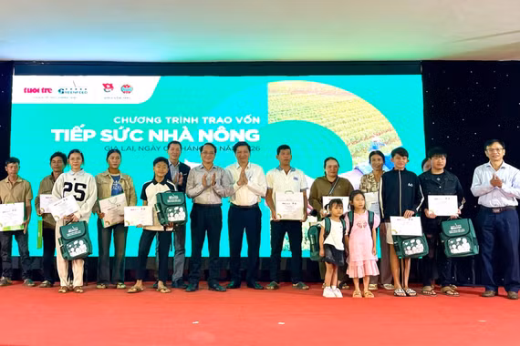 Trao vốn chương trình “Tiếp sức nhà nông” cho 40 hộ nông dân ở xã Ia Ko