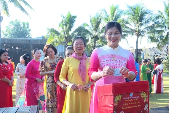 Hội LHPN phường Thống Nhất đồng diễn dân vũ, phát động nuôi heo đất để lì xì trẻ mồ côi