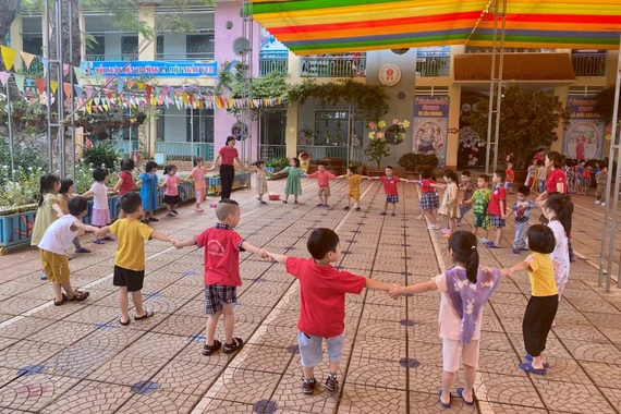 Mỗi giáo viên mầm non không kiêm nhiệm quá 2 nhiệm vụ