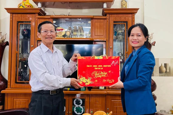 Lãnh đạo Đoàn đại biểu Quốc hội tỉnh Gia Lai thăm, chúc Tết các đồng chí nguyên lãnh đạo