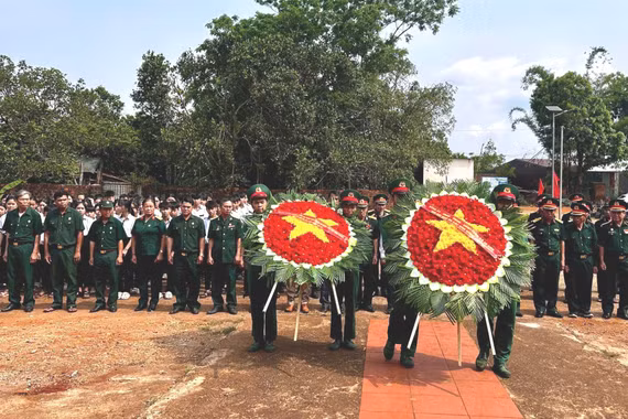 Dâng hoa, dâng hương tưởng niệm các liệt sĩ tại Di tích chiến thắng Chư Bồ - Đức Cơ