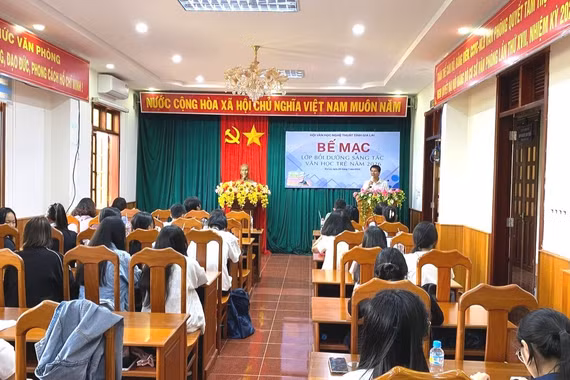 54 học sinh hoàn thành lớp bồi dưỡng sáng tác văn học trẻ năm 2026