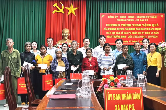 Phường Pleiku thăm, tặng quà gia đình chính sách tại xã Đak Pơ