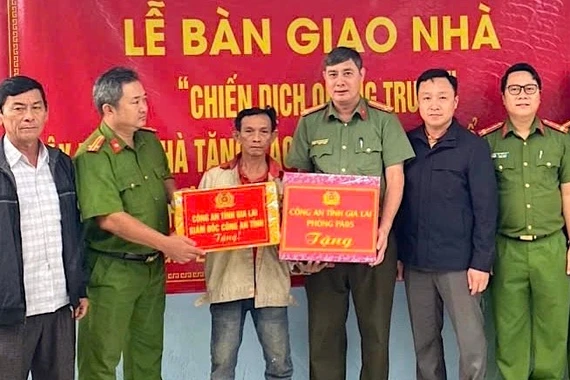 Gia Lai: Trao nhà “Chiến dịch Quang Trung” cho người dân tại xã Phù Cát