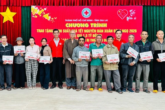 Gia Lai: Trao hơn 1.600 suất quà “Tết Nhân ái” cho hộ nghèo và người dân bị thiệt hại do bão lũ