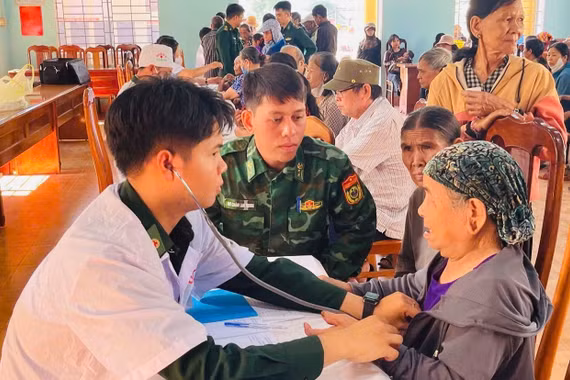 Khám, cấp thuốc miễn phí cho gần 300 lượt người dân xã biên giới Ia Dom