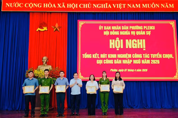 Phường Pleiku khen thưởng 24 tập thể, cá nhân xuất sắc trong tuyển quân năm 2026