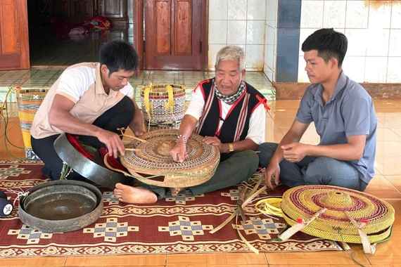 Đan áo cho cồng chiêng 