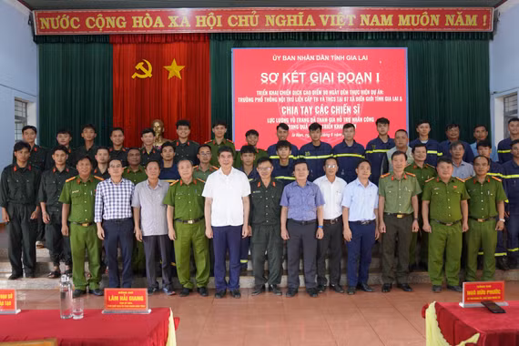 Phó Chủ tịch UBND tỉnh Lâm Hải Giang biểu dương lực lượng Công an hỗ trợ thi công trường nội trú vùng biên
