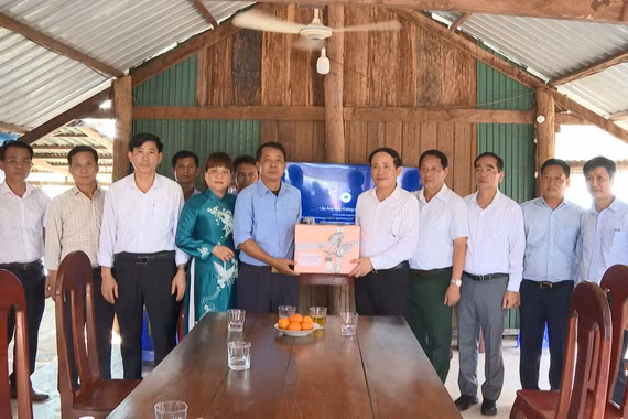 Chủ tịch UBND tỉnh Phạm Anh Tuấn thăm, tặng quà Đội K52 thực hiện nhiệm vụ tại tỉnh Stung Treng và Preah Vihear 