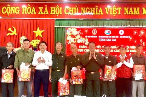 Tặng quà Tết cho hội viên cựu chiến binh và hộ nghèo, gia đình chính sách