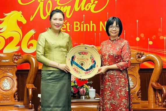 Phó Chủ tịch UBND tỉnh Nguyễn Thị Thanh Lịch tiếp xã giao tân Tổng Lãnh sự Lào tại Đà Nẵng