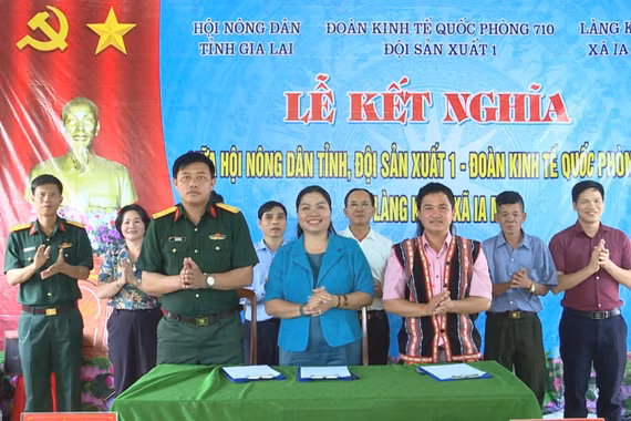 Hội Nông dân tỉnh và Đoàn Kinh tế - Quốc phòng 710 kết nghĩa với làng Klăh