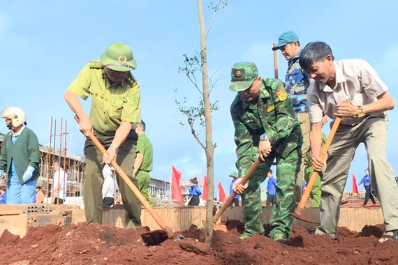 Các đồn biên phòng Ia Nan và Ia O ra quân trồng 600 cây xanh tại trường phổ thông nội trú liên cấp