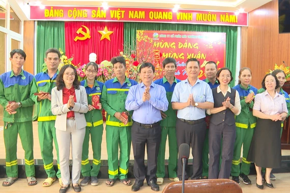 Phó Chủ tịch Thường trực UBND tỉnh Nguyễn Tuấn Thanh thăm, tặng quà Tết tại Công ty CP Môi trường Bình Định