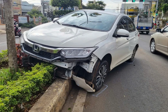 Pleiku: Xe đầu kéo tông ô tô con văng lên dải phân cách